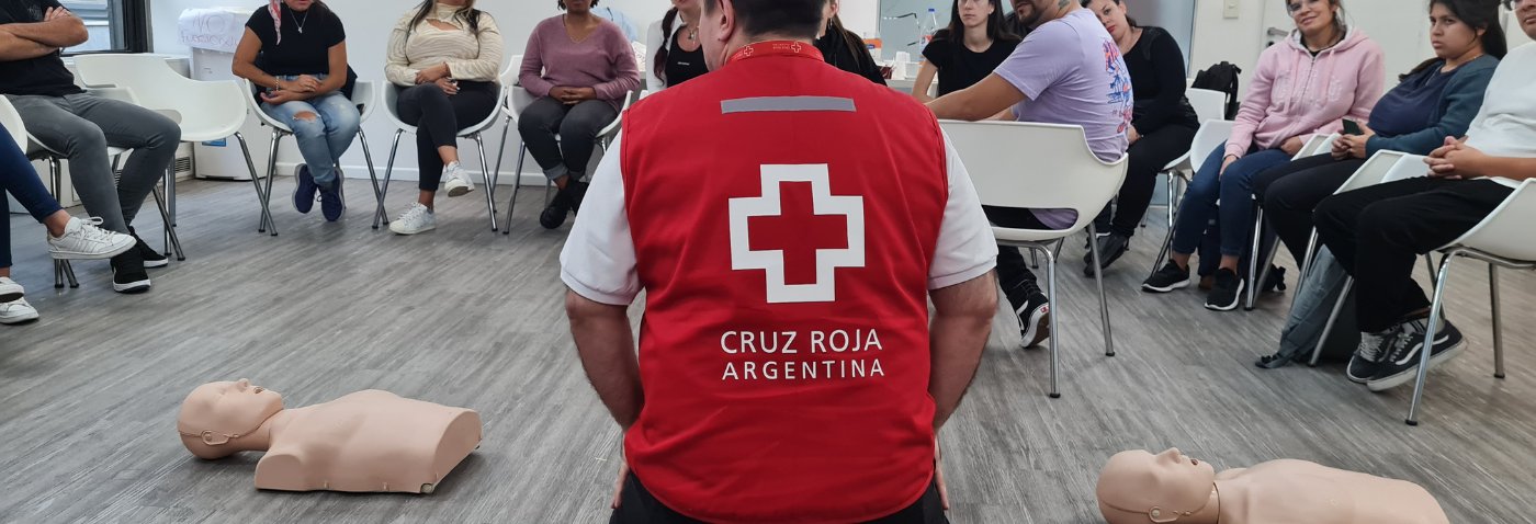 Personal de Cruz Roja brindando capacitación de PPAA y RCP