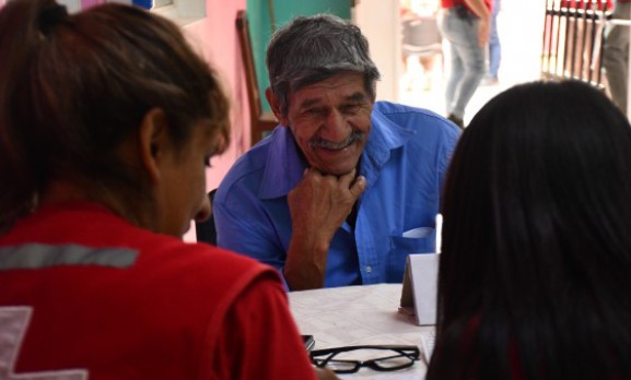 Personal de Cruz Roja asistiendo a un hombre