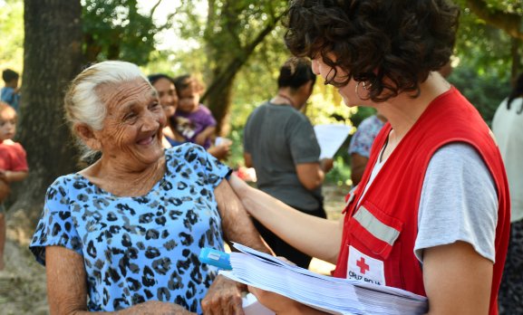 Personal de Cruz Roja junto a un niño