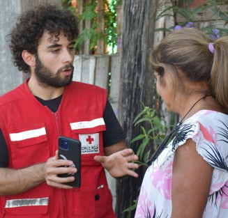 Personal de Cruz Roja entrevistando a una mujer