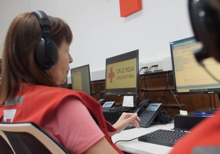 Empleadas de Cruz Roja realizando teleasistencia