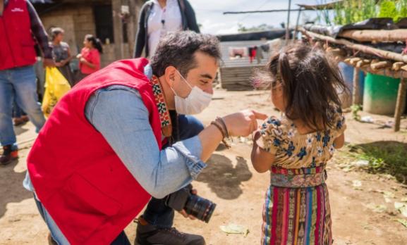 Personal de Cruz Roja alimentando a una niña