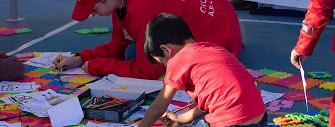 Imagen de un niño coloreando